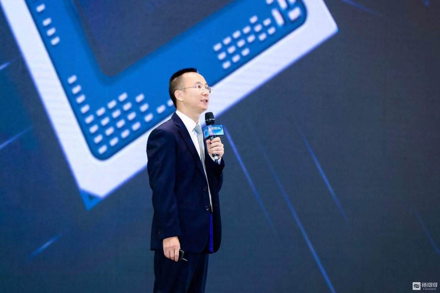 60大汉抢夺营业执照，比特大陆怎么了？