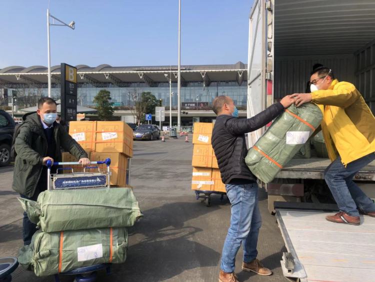 深圳老板不要百万要大爱，15万只泰国口罩空运目标地