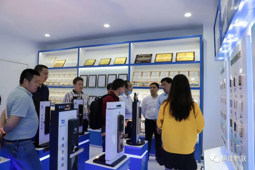 热烈欢迎新化县政府领导莅临满佳物联总部视察指导工作