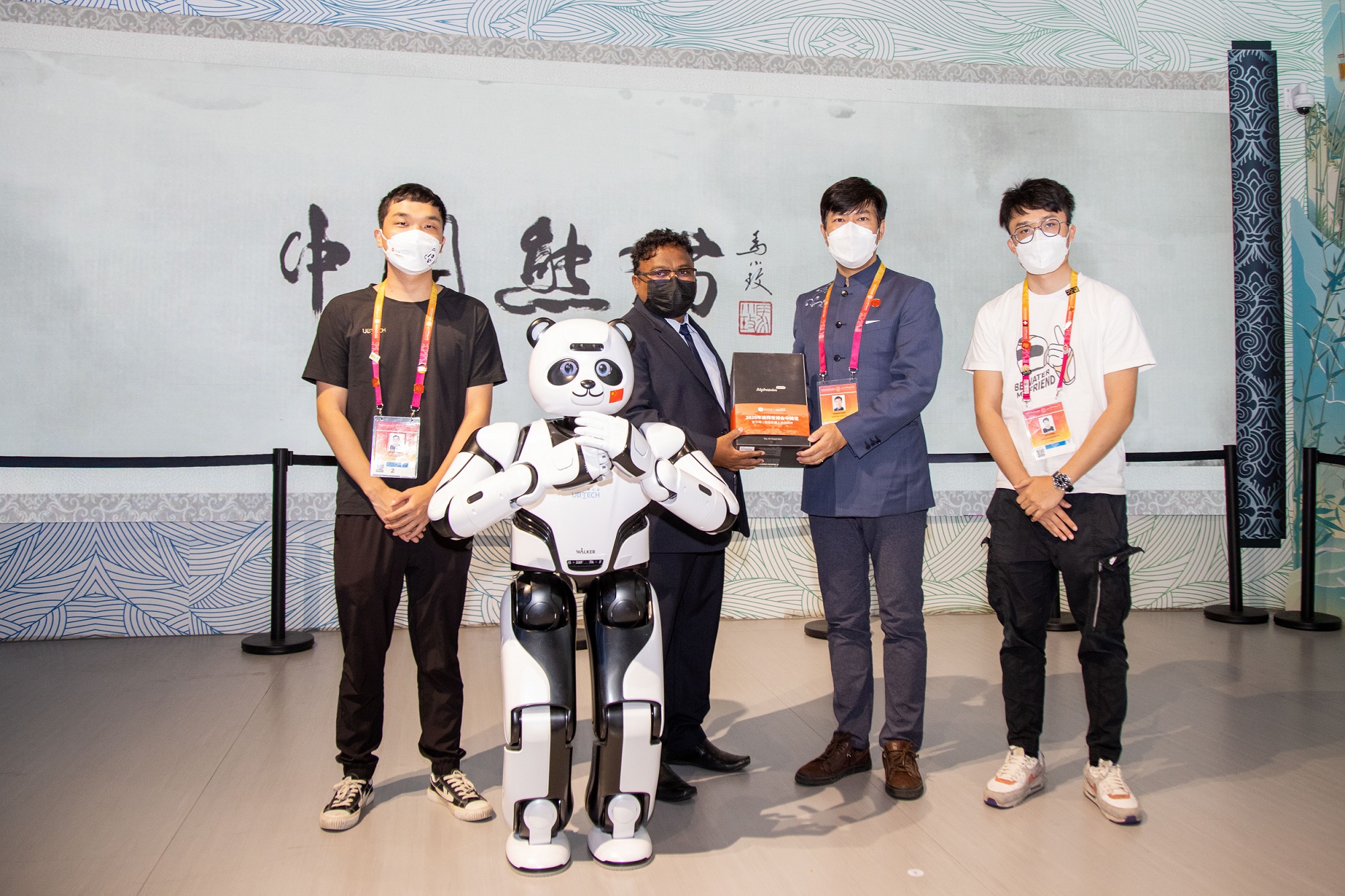 迪拜世博会圆满闭幕，熊猫机器人优悠载誉归来