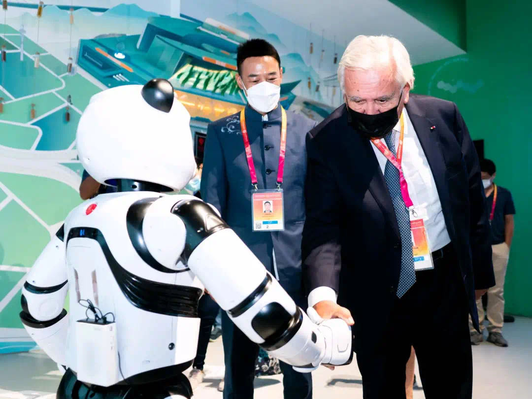 迪拜世博会圆满闭幕，熊猫机器人优悠载誉归来
