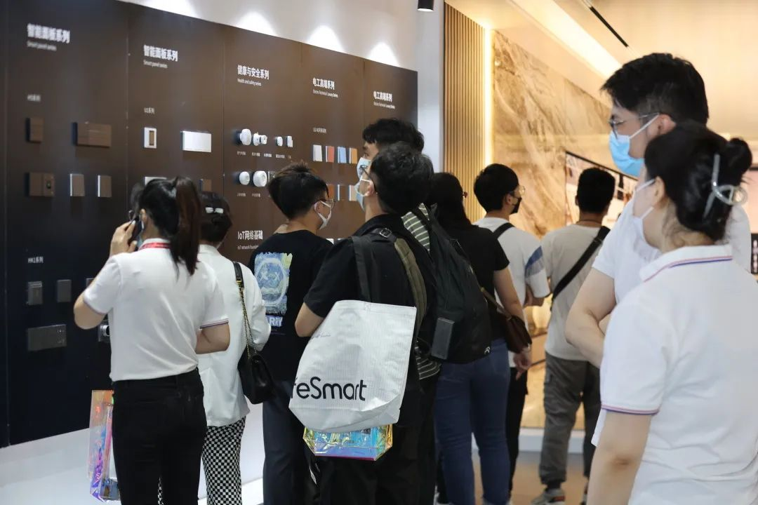 现场直击 | 鸿雁携战略新品及数字化解决方案重磅亮相，燃爆全场