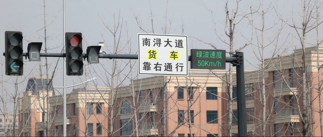 连红绿灯都会随“车”应变   南浔交警携手海康威视打造智慧交通 连红绿灯都会随“车”应变   南浔交警携手海康威视打造智慧交通