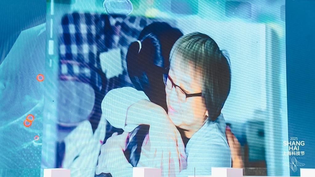 AI赋能科学红毯，机器人与科学家在虚实之间叩问“科学精神”
