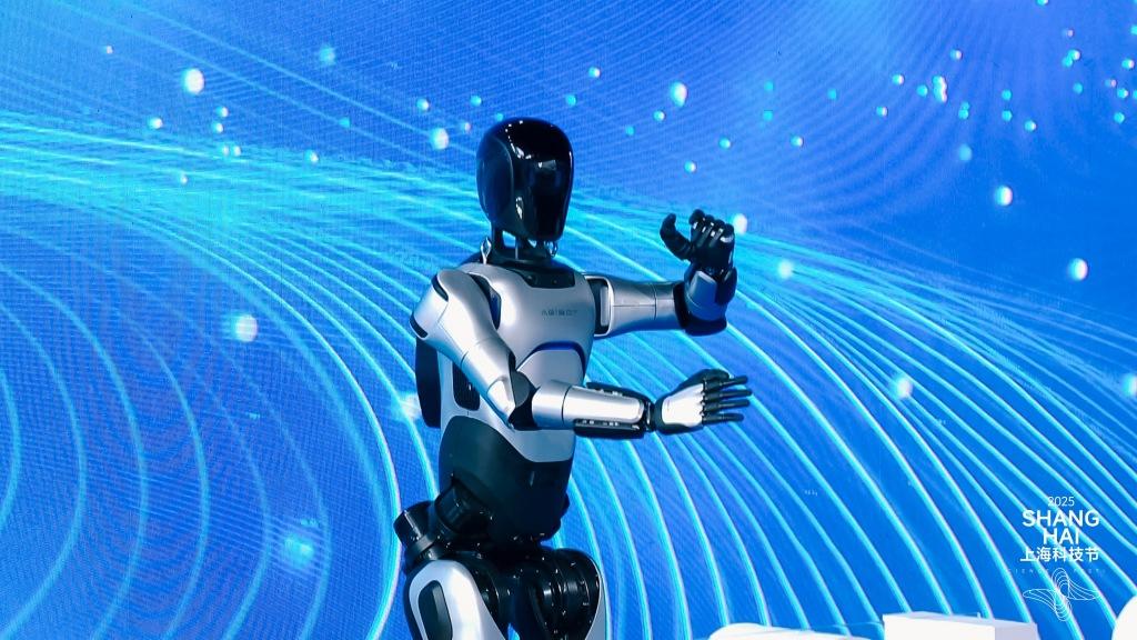 AI赋能科学红毯，机器人与科学家在虚实之间叩问“科学精神”