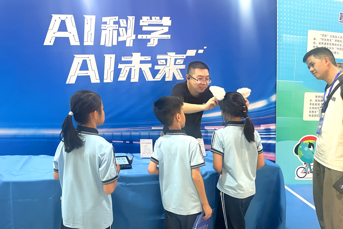 熵基科技携多模态识别与脑机设备亮相东莞市中小学生科技节，助力青少年点燃AI科学梦想