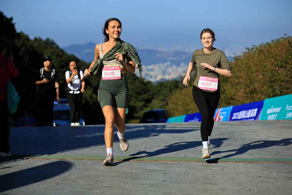 2025梧桐山登高赛圆满落幕 千名健儿共赴巅峰之约